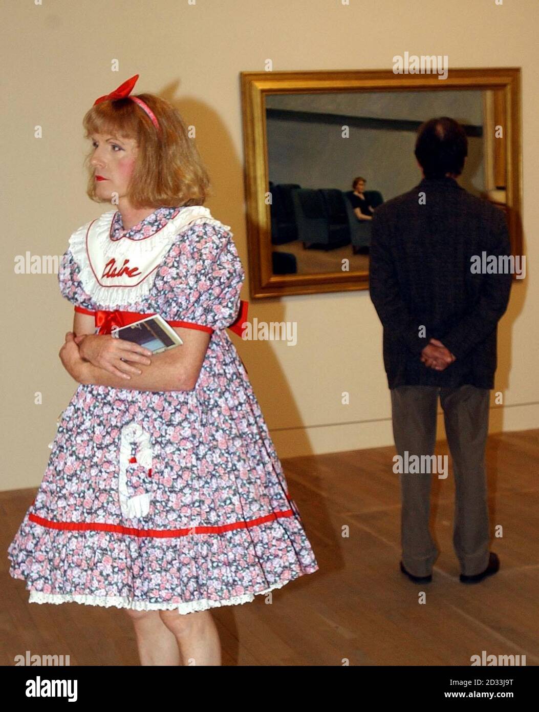 Der Transvestit-Töpfer Grayson Perry, der`s diesem Jahr den Turner-Preis gewonnen hat, blickt auf die neue Edward Hopper-Ausstellung der Tate Modern`s Zentrum von London. Wo er mit den Künstlern sympathisierte, die beim Brand in East London Arbeit verloren haben. Er sagte: "Ich fühle mich schlecht für die Künstler. Einige von ihnen haben große Teile ihres Lebens verloren. Ich hatte einen Topf schief gehen der andere Tag, der ich drei Wochen brauchte, um zu machen und ich fühlte mich schlecht darüber. "Wenn die Chapmans` Hölle verschwunden ist, glaube ich, das hat zwei Jahre gedauert." Stockfoto